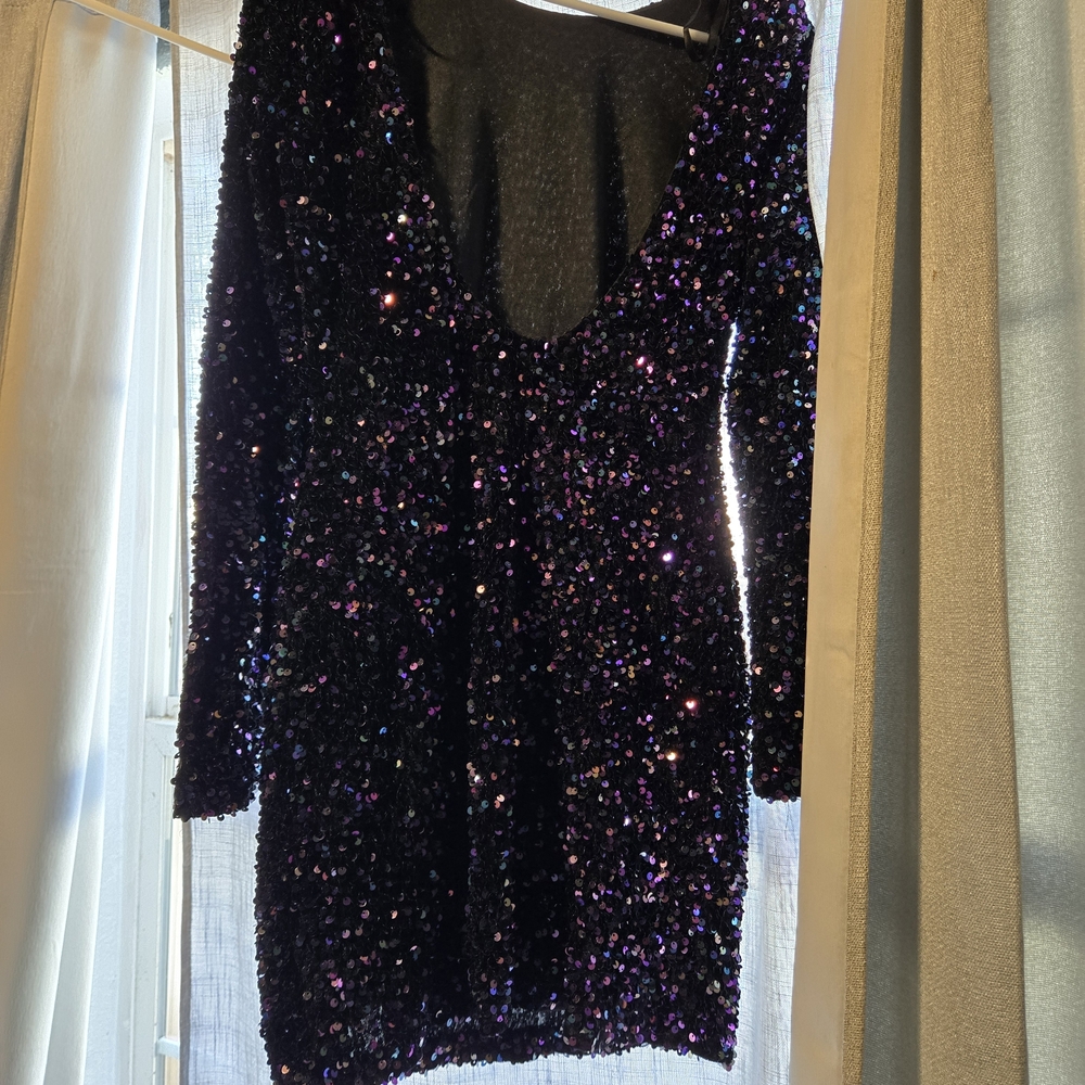 Elegant Black Sequin Backless Dress - Picture 3 of 6